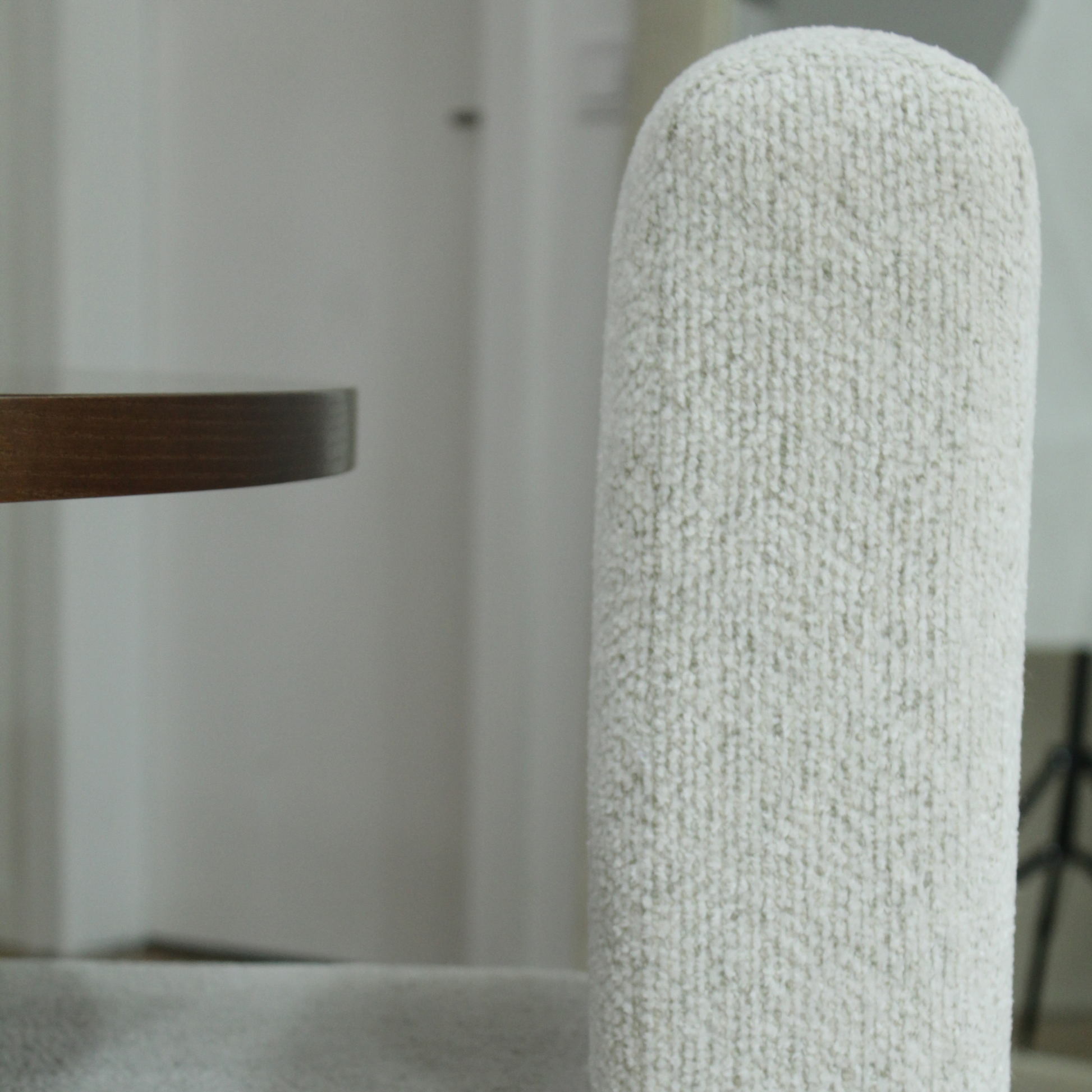 Cadeira Cabe estofada de design minimalista produzida em Portugal pela VILLA Interiores