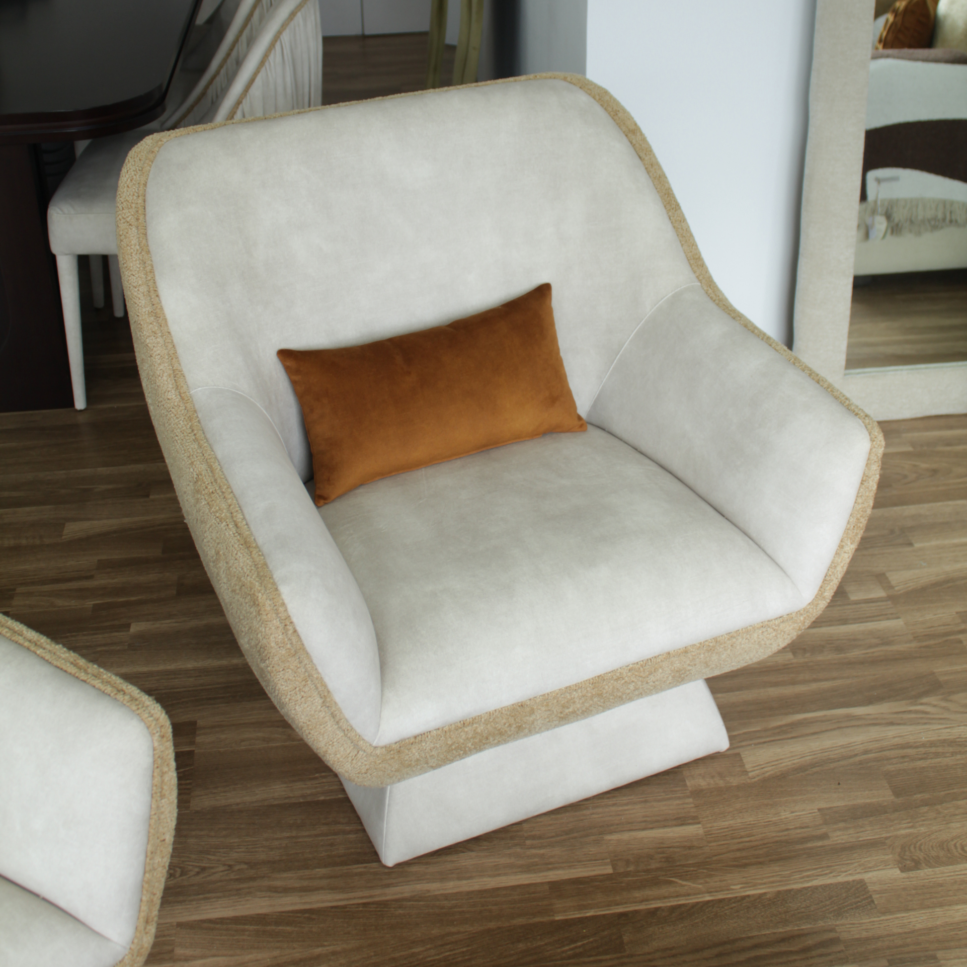 Cadeirão Becca estofado com design envolvente e acabamentos personalizáveis produzido em Portugal
