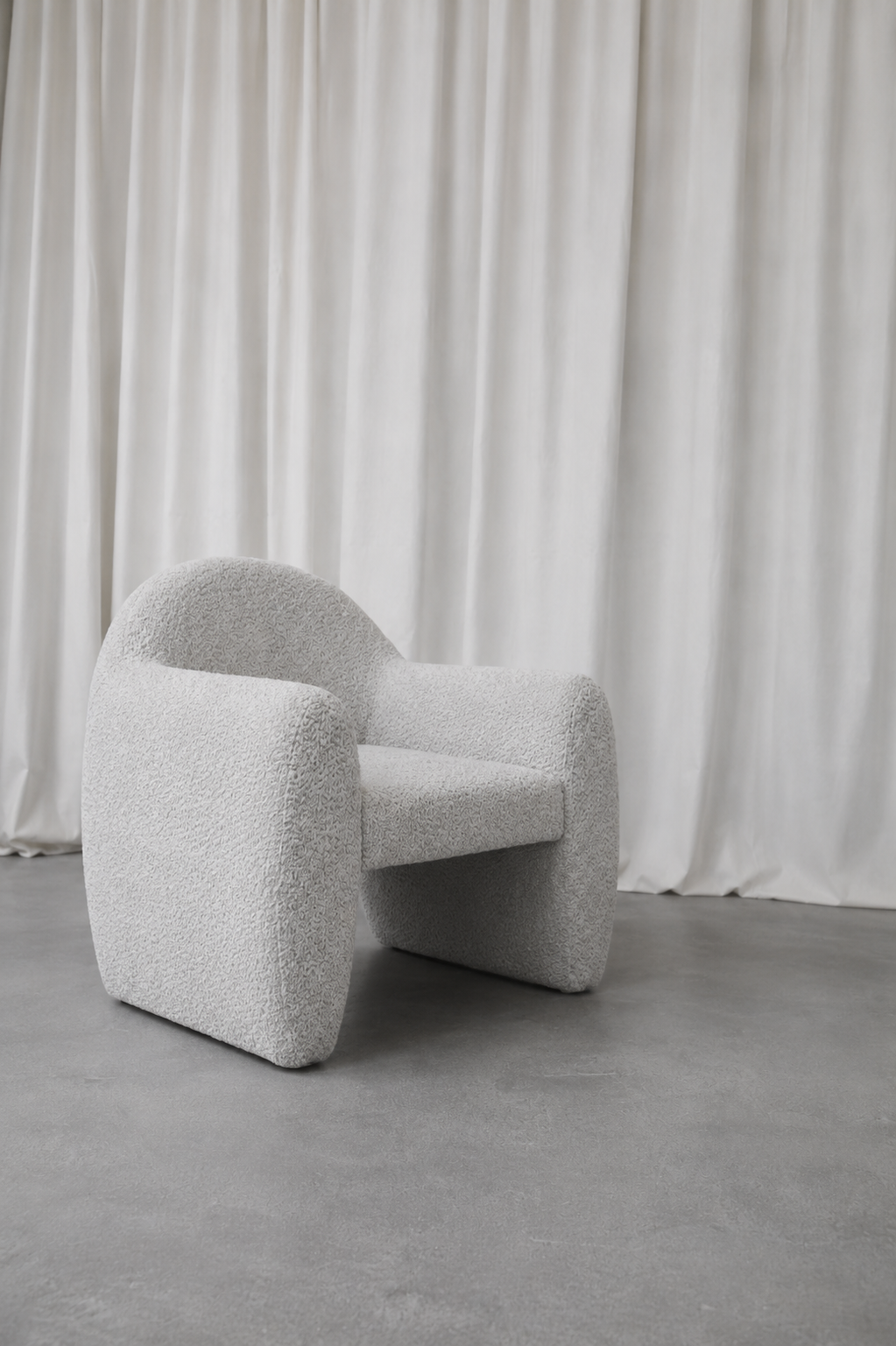 Cadeirão Smith estofado com design escultural e formas orgânicas produzido em Portugal