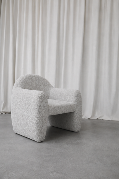 Cadeirão Smith estofado com design escultural e formas orgânicas produzido em Portugal