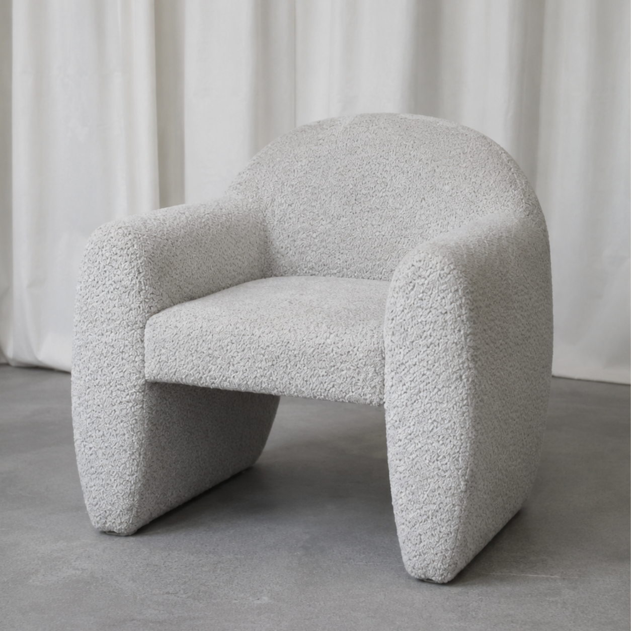 Cadeirão Smith estofado com design escultural e formas orgânicas produzido em Portugal