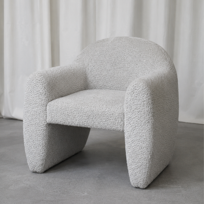 Cadeirão Smith estofado com design escultural e formas orgânicas produzido em Portugal