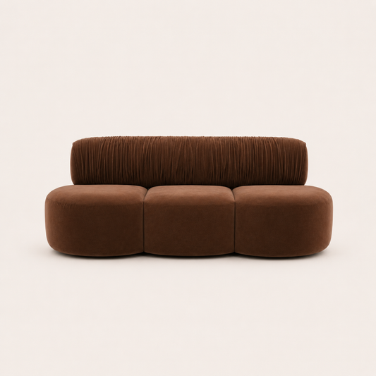Sofá Dune modular de design orgânico com encosto franzido e módulos arredondados revestidos em tecido castanho, produzido em Portugal pela VILLA Interiores.