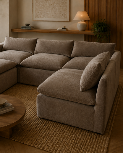 Sofá Modular Elliot em tecido bege, com chaise longue e design contemporâneo, produzido em Portugal pela VILLA Interiores.