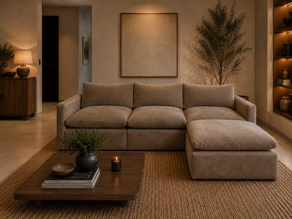 Sofá Modular Elliot em tecido bege, com chaise longue e design contemporâneo, produzido em Portugal pela VILLA Interiores.