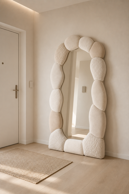 Espelho Geo decorativo colocado numa entrada contemporânea e elegante