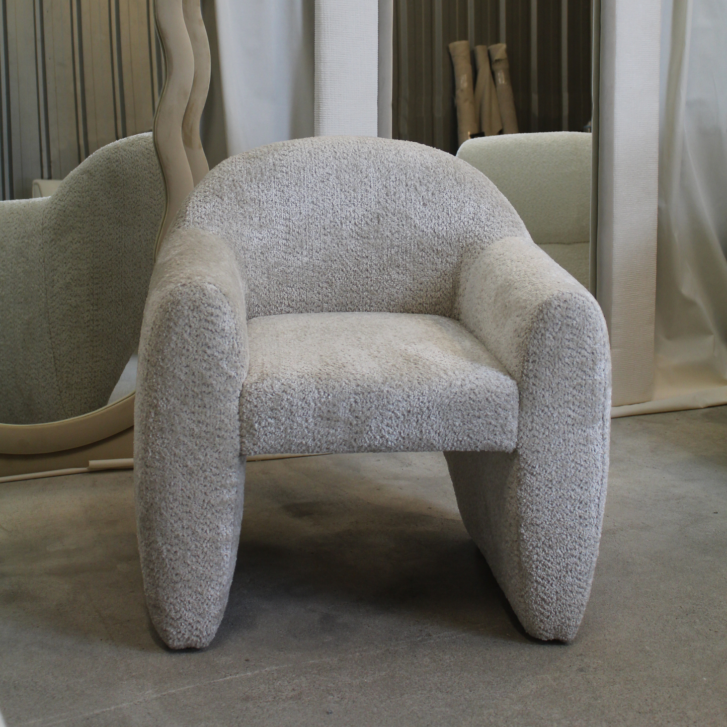 Cadeirão Smith estofado com design escultural e formas orgânicas produzido em Portugal
