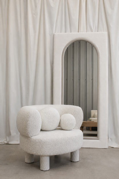 Cadeirão Tommy estofado com design orgânico e escultural produzido em Portugal pela VILLA Interiores